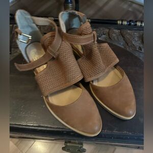 House of Harlow 1960 Brown Flats